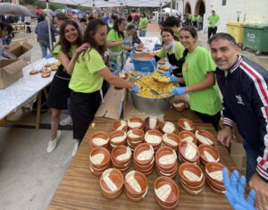 Villar de Torre rinde un nuevo tributo a la patata brava con el reparto de 2.000 raciones patata