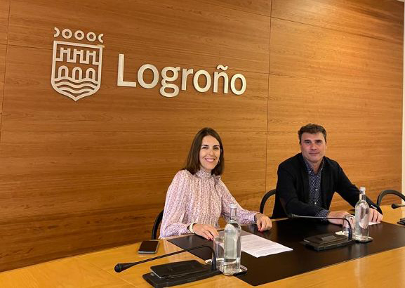 El Ayuntamiento de Logroño y Fundación Caja Rioja recuperan el Premio de Narración Breve 'De Buena Fuente' 1 rosa fernandez y Carlos Fuentes