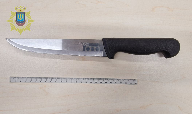 La Policía Local detiene a un individuo ebrio implicado en una pelea y que había dejado a su hijo sólo en casa 1 cuchillo incautado por Policia Local
