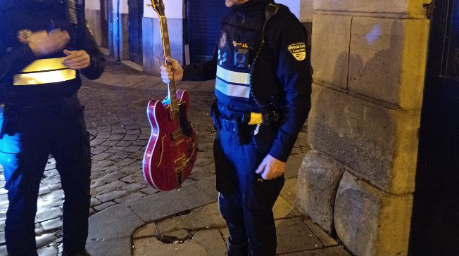 La Policía Local de Logroño detiene a una persona que había roto el cristal de un pub para robar una guitarra 1 Robo guitarra 2