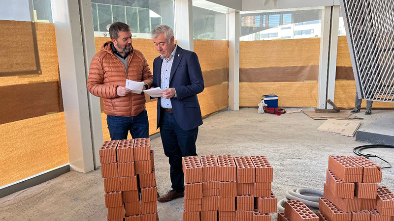 Las obras de adecuación de la cafetería de la nueva estación de autobuses ya están en marcha 1 Angel Andres concejal de Movilidad 4 4 24