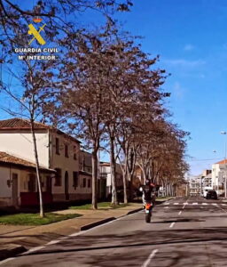 Investigan a un motorista que circulaba a 106 kilómetros hora por una zona de 30 1moto