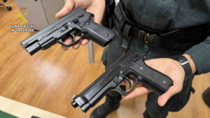 Intervienen dos armas de aire comprimido en un joven de 23 años en fiestas de Albelda Albelda de Iregua_Armas prohibidas (2)