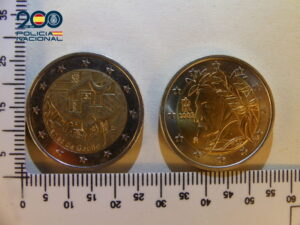 Detenidos dos menores por cambiar monedas de 2 euros falsas por billetes en un kiosco de Logroño foto monedas 04