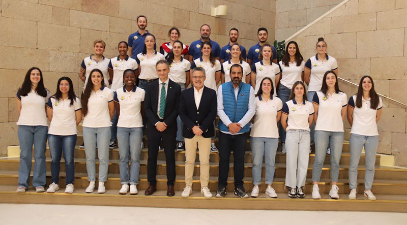 Escobar recibe a las jugadoras del equipo Grafometal Sporting La Rioja tras su ascenso a la máxima categoría 1 grafometal 1