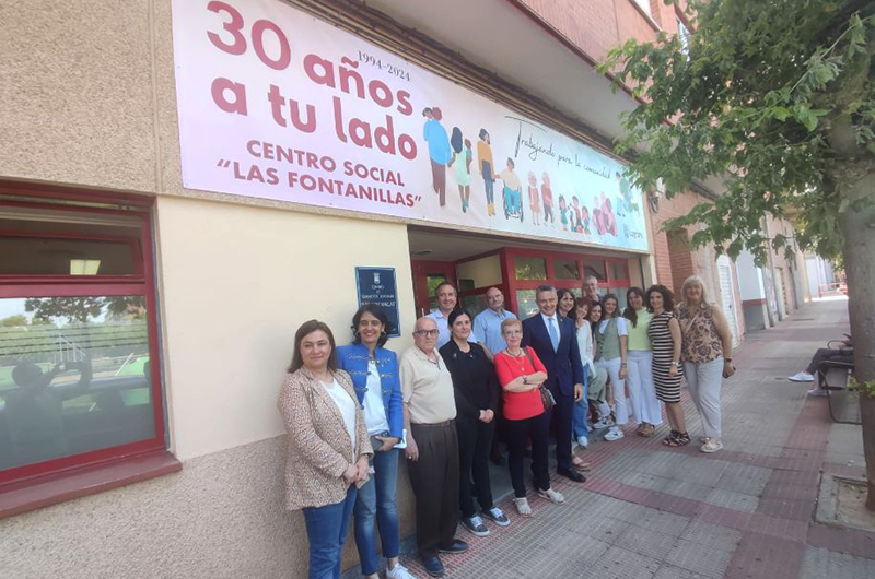 Escobar destaca en el 30º aniversario del Centro Social Las Fontanillas su adaptación a las nuevas demandas 1 Alcalde centro pancarta