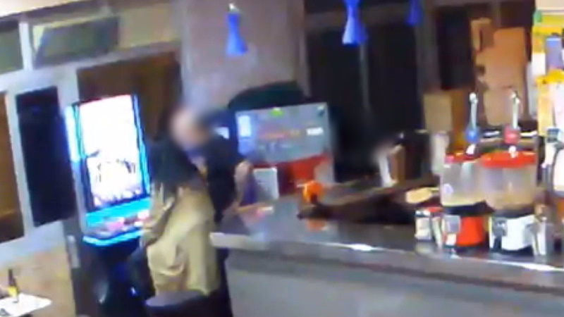 Investigada una camarera y su cómplice por robo de tabaco en un bar 1 camarera