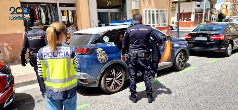 Detenido por amenazar a su vecina de rellano con una pistola en la frente 1 pistola