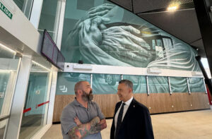 Un mural del pintor logroñés Carlos Corres recibe a los viajeros “con un abrazo que simboliza el encuentro y la despedida” mural Corres4